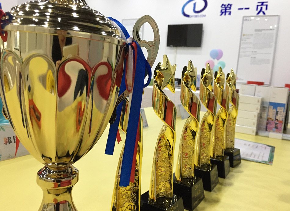 1586942223408350.jpg 獎(jiǎng)杯.jpg