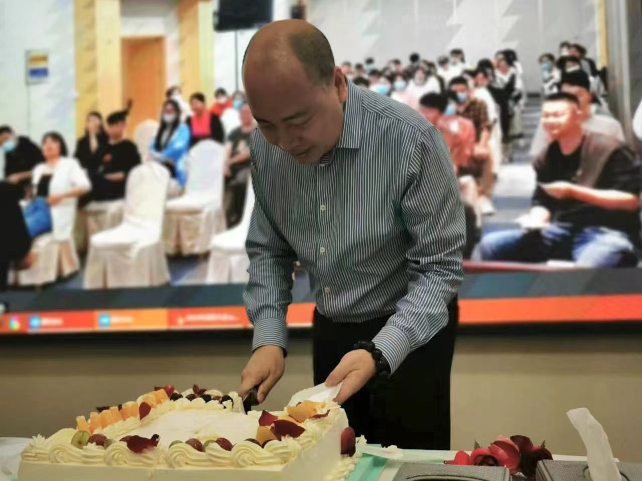 1653530684418220.jpg 切蛋糕.jpg